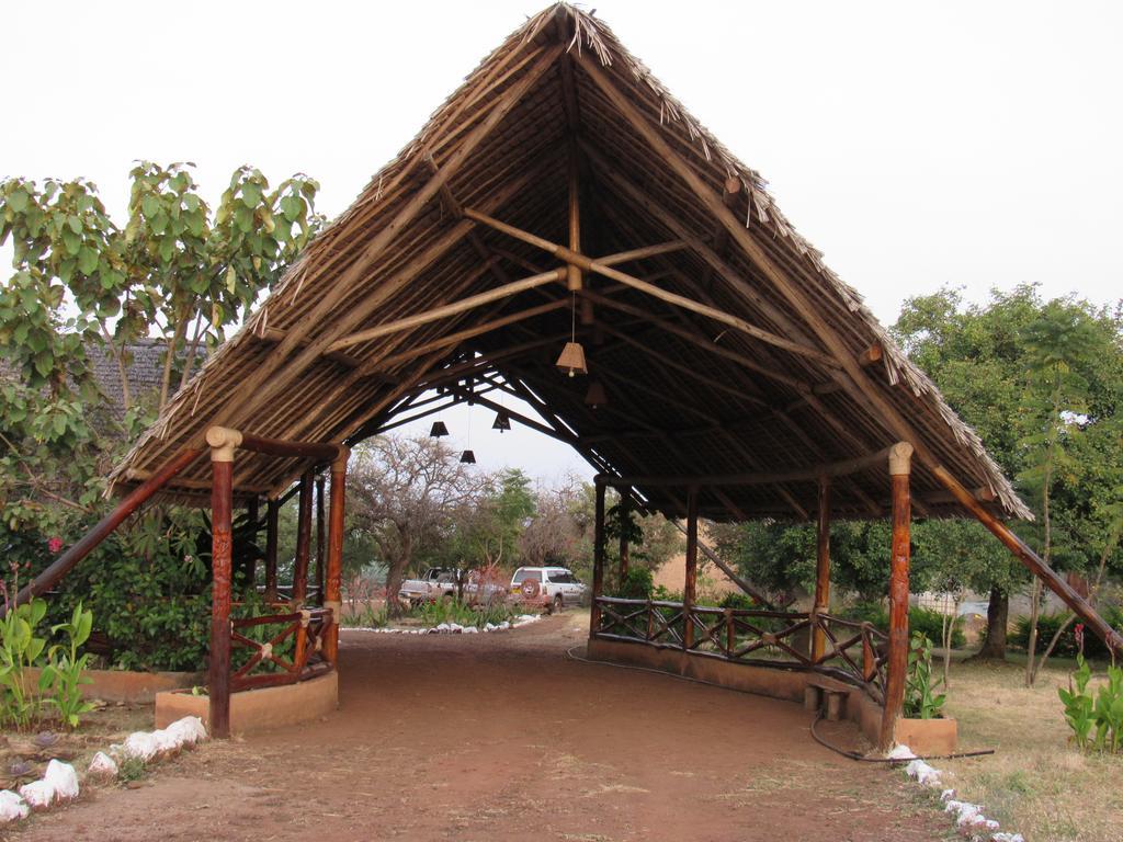 African Sunrise Lodge And Campsite Mto wa Mbu Exterior photo